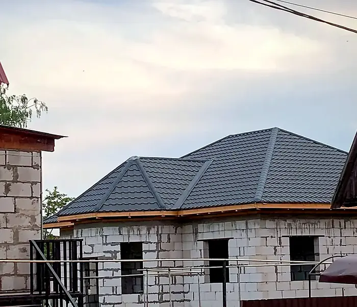 Вальмовая крыша из металлочерепицы с закрытыми ендовами