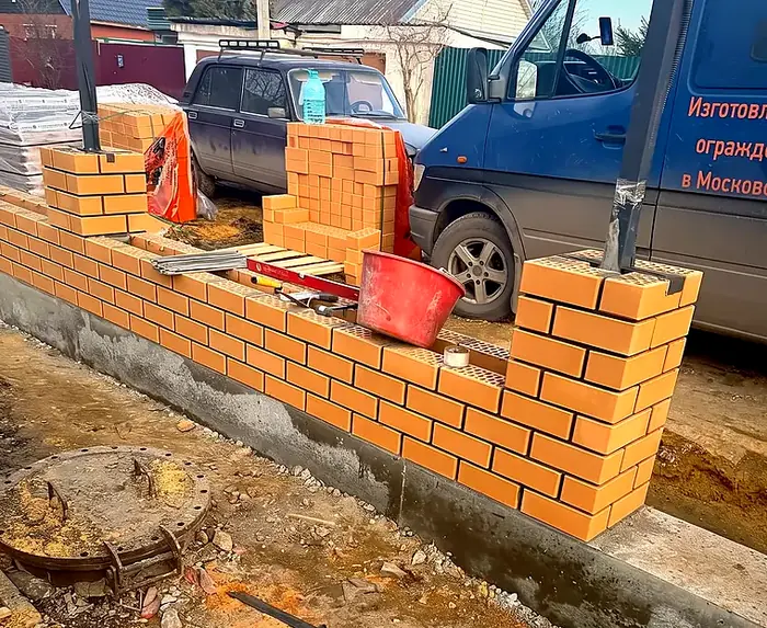 Кладка забора из облицовочного кирпича по бетонному основанию